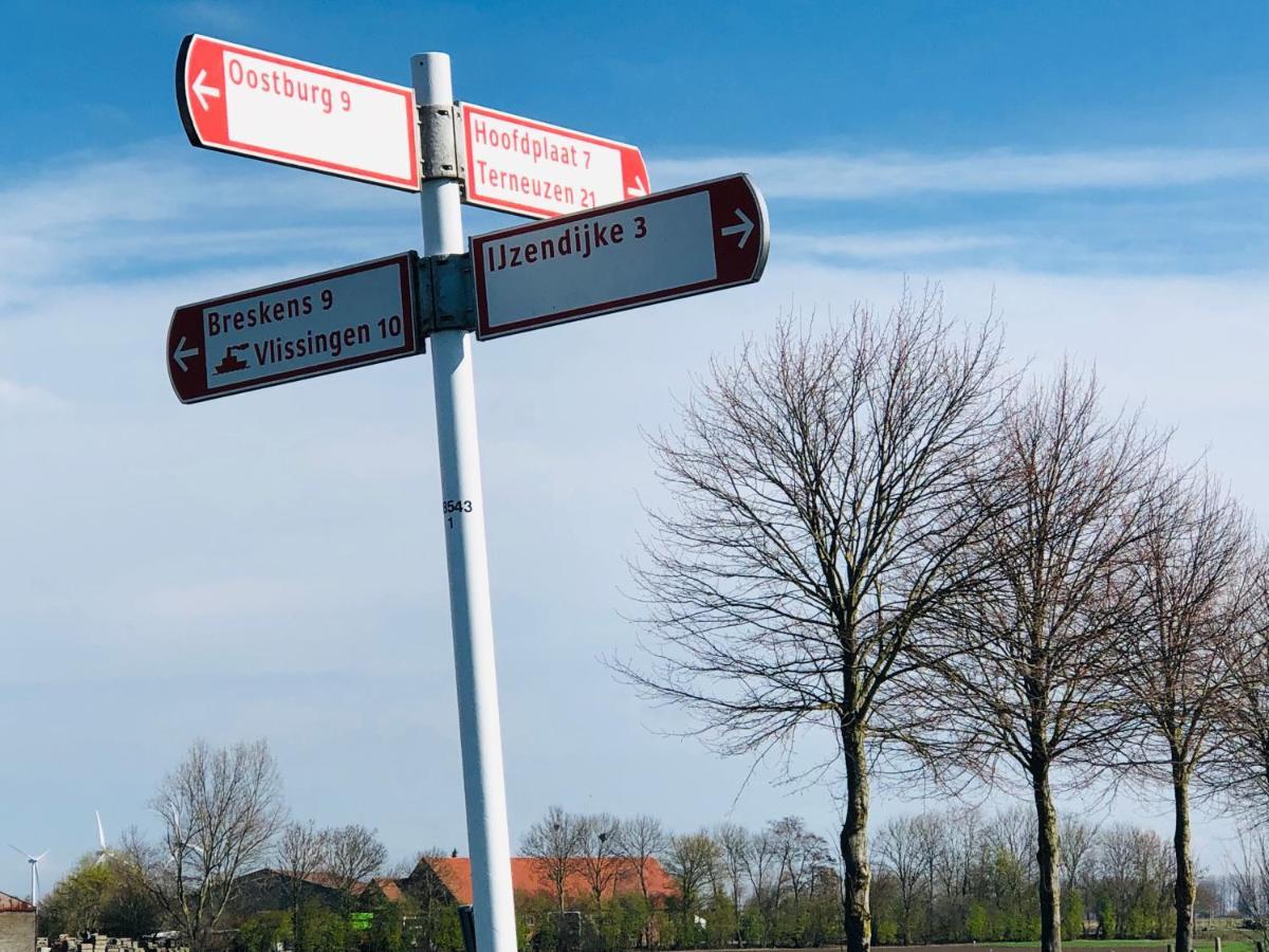 Slapen Bij De Zeeuwse Lala Bed & Breakfast IJzendijke Exterior foto